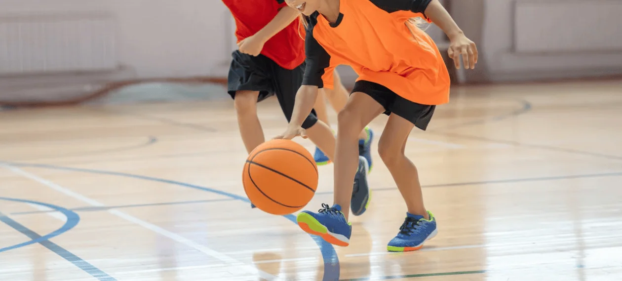 kids-basketball-game-indoor-dribble-action